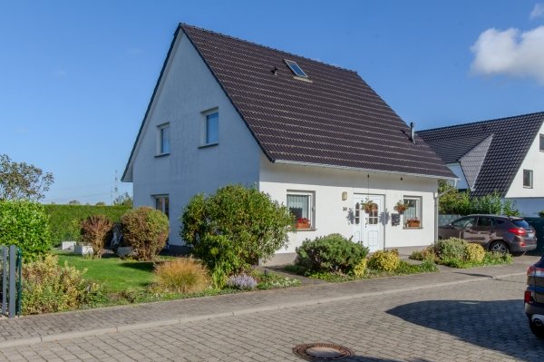 ***freistehendes EFH mit großem Grundstück und Garage***